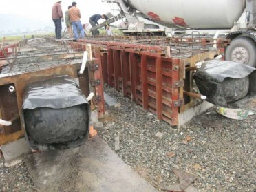 桥梁浇筑充气芯模变径双层内模圆形边沟灌浆气囊